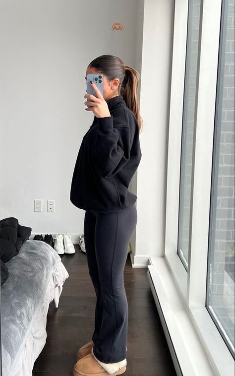 Emily Kiser Outfits, Forest Green Hat Outfit, Sweatshirt And Tights Outfit, 80 Degree Weather Outfits School, Workout Fits Leggings, Comfy Fall College Outfits, Lazy Autumn Outfit, Fall Outfits 2023 College, Dress With Huaraches Outfit