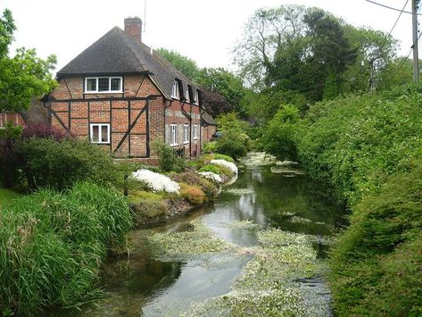 English House Design, Moving To New Zealand, South East England, Living In England, County House, River Fishing, English House, Village Life, River Thames