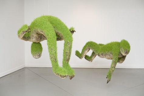 Lifes of Grass - IGNANT Growing Grass From Seed, Finger Curls, I Want To Cuddle, Organic Sculpture, Growing Grass, Chia Pet, Science Journal, Art Science, Sculpture Clay