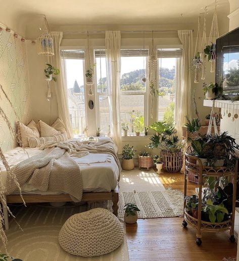 Lots Of Plants, Redecorate Bedroom, Cozy Room Decor, Aesthetic Rooms, Dreamy Room, Style Deco, Room Makeover Bedroom, Dream Room Inspiration, Cute Room Decor