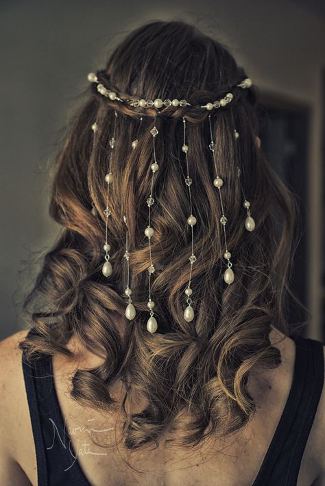 Unique Hair Jewelry, Hair Jwellary Braids, Gem Stone Hairstyle, Hair Chain Accessories, Bridal Hair Styles For Medium Length, Hairstyles With Jewels Accessories, Hair Bead Accessories, Beaded Hair Braids, Hair Jwellary