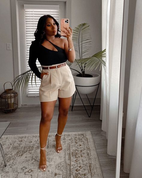 Fashionable Summer Outfits For Women, Chic Shorts Outfits Women, Woman’s Shorts Outfits, High Waisted Dress Shorts Outfit, Zara Black Shorts Outfit, Simple Elegant Fashion Casual, Pleated Shorts Outfit Summer, Shorts Fashion Womens, Tan Shorts Outfit Black Women