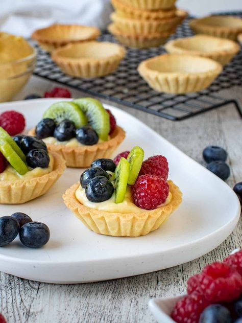 Mini Fruit Desserts, Mini Italian Desserts, Fruit Tart Filling Recipe, Fruit Pastry, Mini Tarts Dessert Bite Size, Mini Tarts Dessert, Mini Jam Tarts, Fruit Tarts Mini Easy, Fruit Tarts