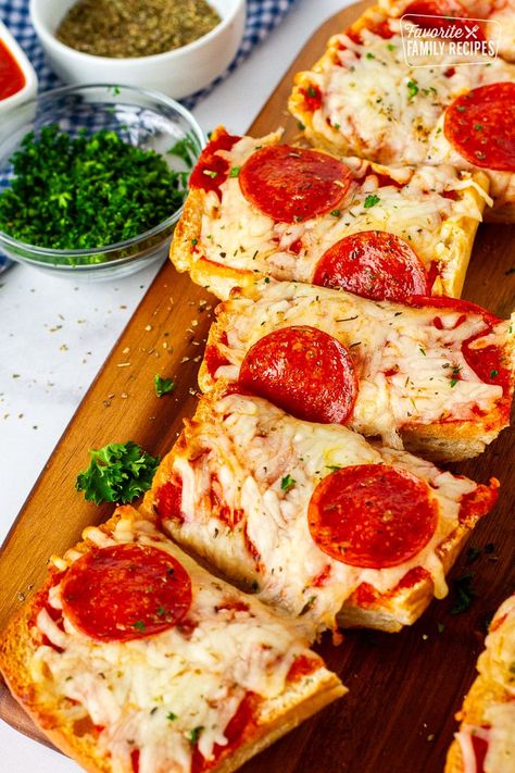 Pizza With Bread, Lemon Pizza, French Pizza, Bread Pizza Recipe, Pizza Bread Recipe, Delicious Pizza Recipes, Pizza Dinner, French Bread Pizza, Making Pizza