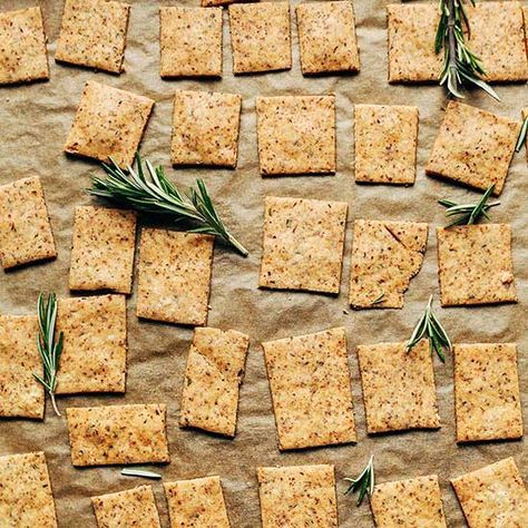 Almond Pulp Recipes, Falafel Vegan, Glutenfri Baking, Pulp Recipe, Vegan Tips, Plats Healthy, Gluten Free Crackers, Wheat Thins, Vegan Crackers