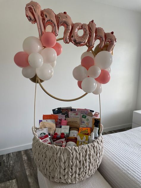 Diy Mother's Day Gift Basket, Mothers Day Baskets, Mom Gift Basket, Homemade Mothers Day Gifts, Birthday Presents For Mom, Birthday Basket, Diy Gifts For Mom, Cute Gifts For Friends, Diy Birthday Gifts For Friends