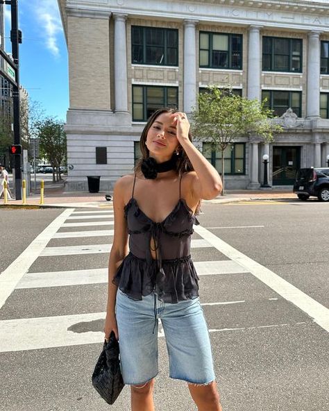 Laura ✨ on Instagram: "🖤 @zara top 2595/339 Necklace 0653/014 Shorts (similar) 5862/039 shoes @showpo Bag @lulus" Crop Pullover, Sheer Tank Top, Middle Age Fashion, Female Style, Rave Festival, Black Camis, Chiffon Material, Sleeveless Tshirt, Cami Tops