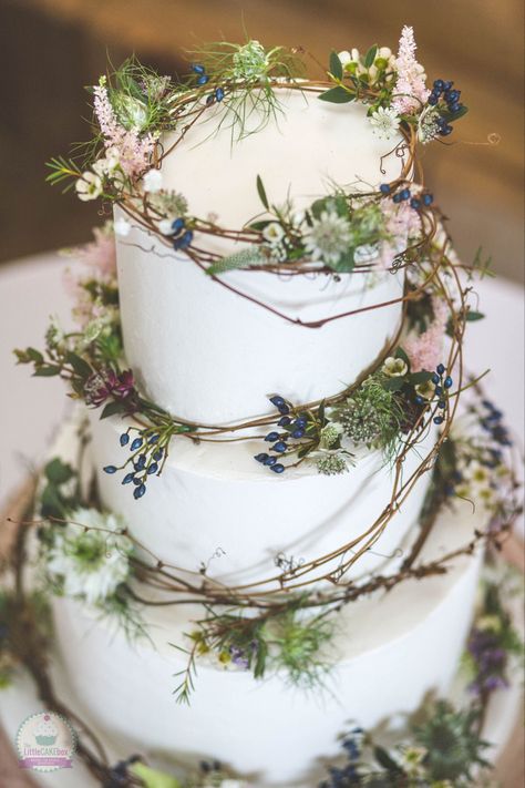 Wedding Cake Forest, Wedding Cake With Fresh Flowers, Willow Wedding, Cake With Fresh Flowers, Cottagecore Wedding, Forest Theme Wedding, Enchanted Forest Wedding, Floral Wedding Cakes, Buttercream Wedding Cake