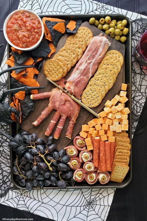 Halloween Party Food Decor Ideas, Halloween Party Food And Drink Ideas, Halloween Snack Charcuterie Board Ideas, Halloween Dinner Desserts, Spooky Food Board, Halloween Charcuterie Board Meat And Cheese, Easy Spooky Charcuterie Board, Spooky Board Food, Scarecuterie Board