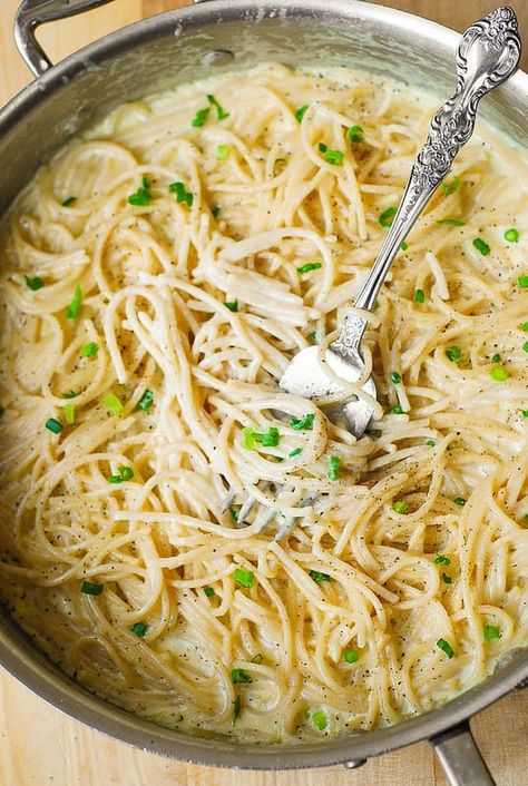 Creamy Four Cheese Garlic Spaghetti Sauce White Pasta Sauce, Easy Baked Spaghetti Recipe, White Pasta Sauce Recipe, Easy Baked Spaghetti, Creamy Spaghetti, Cheesy Spaghetti, Cheese Pasta Recipes, Pasta Sauce Recipe, Cream Sauce Pasta