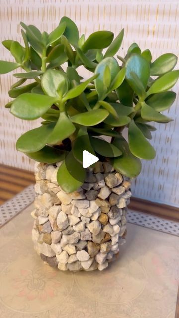 Pebble Crafts Diy, Stone Vase Diy, Diy Stone Planter, Concrete Planters Diy, Pebble Pot, Stone Planter, Pot Making, Diy Concrete Planters, Stone Vase