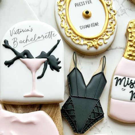 Bachelorette Cookies Decorated, Champagne Cookies, Flood Icing, Bachelorette Cookies, Pastry Design, Adult Birthday Cakes, Sugar Cookie Designs, Cookies Decorated, Cookie Ideas