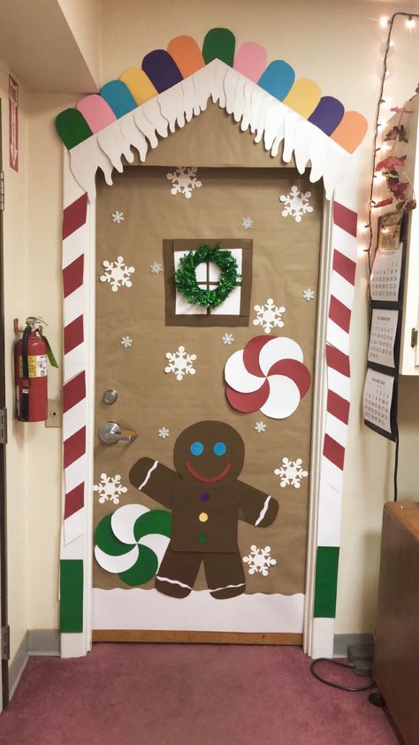 Winter Door Decorations Classroom, Dorm Door Decorations, Diy Christmas Door Decorations, Door Decorations Classroom Christmas, Holiday Door Decorations, Jul Diy, Classroom Christmas Decorations, Diy Christmas Door, Christmas Door Decorating Contest