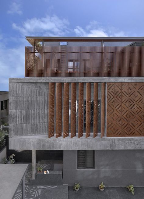 3 Vadodara homes dipped in subtle beauty and pared back aesthetics | Architectural Digest India Facade Architecture Design Buildings, Concrete Elevation, Modern Elevation, Modern Residential Architecture, Facade Architecture Design, Concrete Facade, Concrete Architecture, Subtle Beauty, Concrete Building