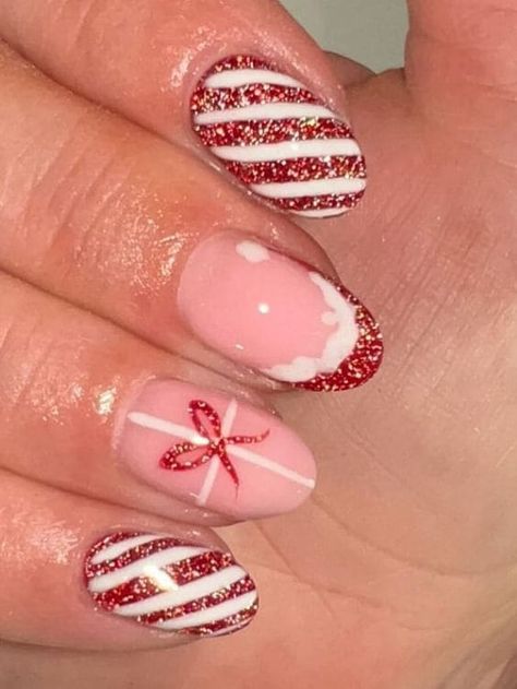 red and glitter stripe nails Mary Crismas, Christmas Nails Ideas Holiday, Christmas Gel Nail Ideas, Christmas Nails For Kids, Candy Nails Designs, Nails Xmas, Xmas Nail Designs, Teen Nails, Candy Cane Nails