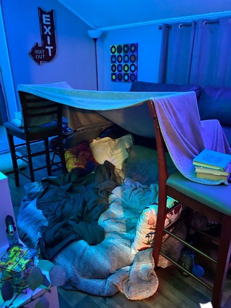 At Home Fort Ideas, Cool Forts With Blankets Easy, Pillow And Blanket Fort, Fort Ideas For Sleepovers, How To Build A Fort With Blankets, Blanket Fort Ideas Indoor, Diy Fort Indoor, Fort Ideas Indoor Easy, Easy Fort Ideas