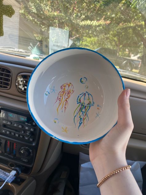 Draw On Ceramic, Crockery Painting Ideas, Star Bowl Pottery Painting, Wet Paint Pottery Ideas, Mermaid Pottery Painting, Octopus Pottery Painting, Jellyfish Pottery Painting, Shark Pottery Painting, Pottery Jellyfish