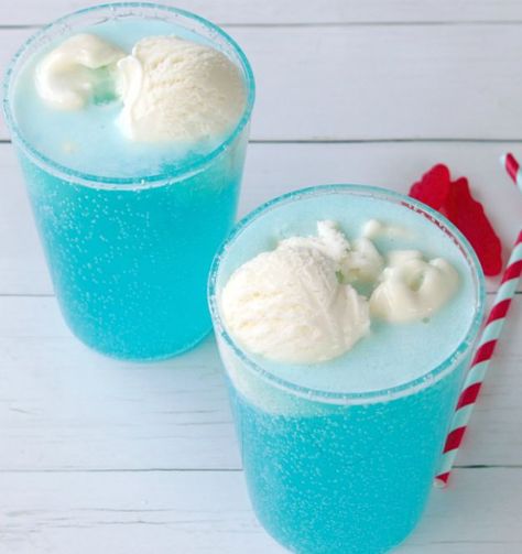 16 Ice Cream Float Recipes To Keep Cool This Summer | http://homemaderecipes.com/16-ice-cream-float-recipes/ Ice Cream Float Bar, Ocean Float, Ice Cream Float Recipes, Ice Cream Sundae Party, Fun Beverages, Ocean Foam, Gummy Fish, Floats Drinks, Ice Cream Float