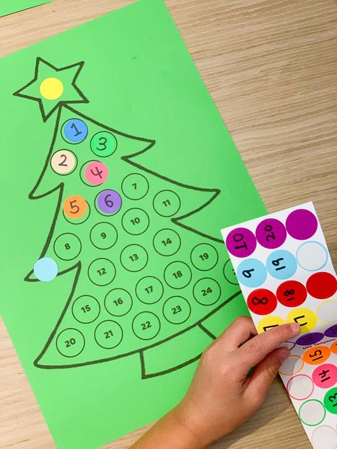 An easy activity to count up to Christmas and practice counting at the same time! Give your child a dot sticker everyday with the new number, 1 on 1 Dec, 2 on 2 Dec, all the way to 25 on 25th Dec, Christmas Day! Grab this printable on the blog! Christmas Counting Activities For Toddlers, Christmas Countdown Preschool, Preschool Christmas Countdown Craft, Christmas Counting Preschool, Christmas Number Activities, Count Down To Christmas For Kids, Kids Christmas Countdown Craft, Christmas Numbers Printable, Preschool Christmas Theme