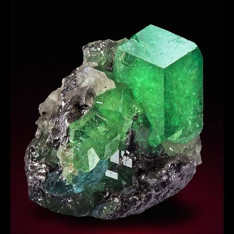 Tsavorite - Merelani Tanzania Modern Architecture Design, Tsavorite Garnet, Minerals And Gemstones, Rocks And Gems, Gems And Minerals, Crystals Minerals, Amethyst Crystal, Rocks And Minerals, Tanzania