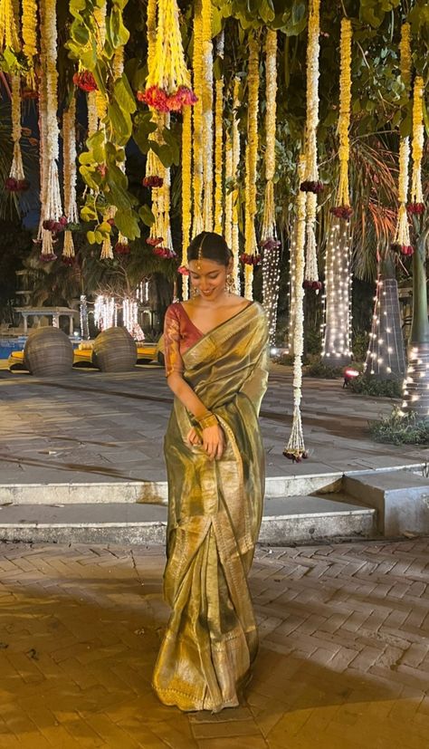 Aesthetic Organza Saree, South Indian Saree Style, Aesthetic Saree Fits, Saree Wedding Poses, Indian Wedding Guest Aesthetic, Desi Aesthetic Outfit Saree, India Aesthetic Outfits, Desi Aesthetic Saree Look, Simple Bridal Saree Look