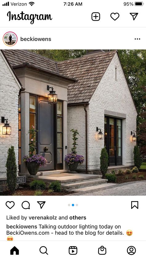 White Brick House, Farmhouse Exterior Design, Becki Owens, Gorgeous Houses, Casa Vintage, Modern Farmhouse Exterior, Casa Exterior, White Brick, Farmhouse Exterior