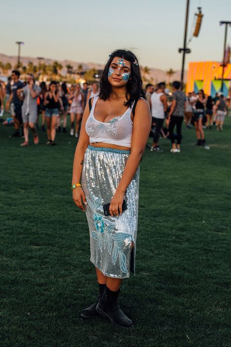 Proof You Don't Need A Flower Crown To Do Festival Fashion #refinery29 http://www.refinery29.com/2017/04/150281/coachella-street-style-2017#slide-13 Electro Festival Outfit, Plus Size Festival Outfit, Edm Outfit, Coachella 2017, Festival Mode, Festival Attire, Festival Outfits Women, Fall Fashion Skirts, Festival Outfits Rave