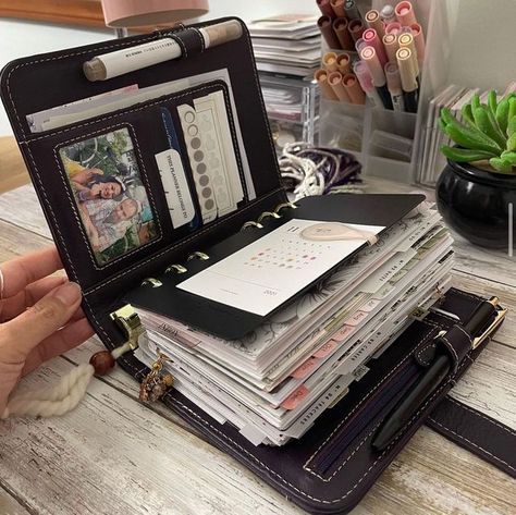 Melinda on Instagram: "Today was a busy day! Needless to say… I have to share a repost today! It’s going to be a busy week! I’m thankful tomorrow is the halfway point! 🙌🏼" Sampul Binder, Franklin Planner, Planner Wallet, Ring Planners, Life Planner Organization, Budget Book, Planner Obsessed, Filofax Planners, Stationary School