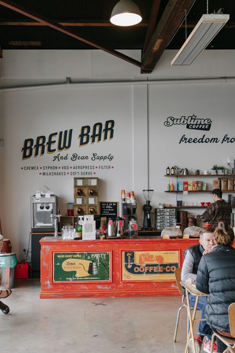 Sublime Roastery & Brew Bar on Nelson’s New Street is the flagship location for the coffee roasters and provides a unique experience for caffeine lovers. Here, you can watch the roastery in full swing and taste a variety of single-origin coffee at the same time. There’s no espresso machine at Sublime Roastery & Brew Bar, but you can choose from a variety of different brewing methods to appreciate coffee in its purest form. Diner Counter Design, Australian Coffee Shop, American Coffee Shop, Urban Coffee Shop, Coffee Shop And Bar, Eclectic Cafe, Hipster Coffee Shop, Coffee Zone, Bar Original