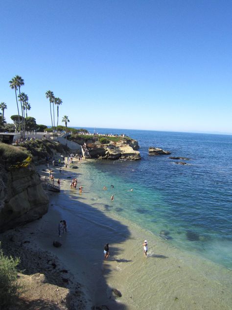 La Jolla cove beach blue waters view from above on a cliff Beach In San Diego, San Diego Aquarium, Life In San Diego, La Jolla Cove San Diego, Places In California To Visit, La Jolla California Homes, San Diego Spring Break, Summer In San Diego, San Diego Astethic