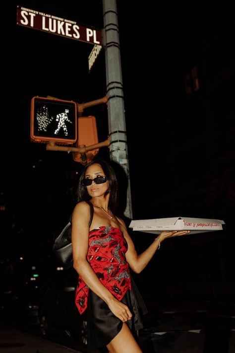 Iconic New York City (nyc) Lifestyle nighttime photoshoot with takeout pizza! Fashion forward photoshoot with New York Photographer Emily Denny throughout the city- stunning late night photoshoot vibes! Late Night Photoshoot, Nighttime Photoshoot, City Fashion Shoot, Nyc Photoshoot Ideas, New York Photoshoot, City Fashion Photography, Night Street Photography, Street Fashion Photoshoot, Night Photoshoot