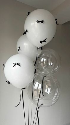 Clear Balloon Decorations Party Ideas, 19 Birthday Decorations Party Ideas, Black White Cake Design, 18th Bday Decor, 18th Birthday Cake Black And White, Black Coquette Party Theme, 27th Birthday Themes For Women, Black Coquette Party, Hbd Gift Ideas