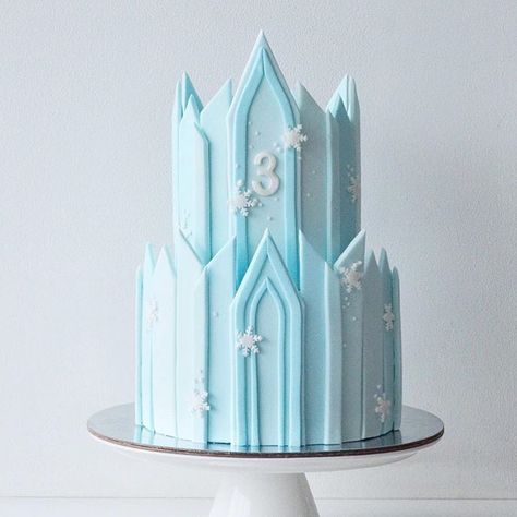 Elsa Castle Cake, Elsa Frozen Cake, Classy Cake, Elsa Birthday Cake, Frozen Birthday Party Cake, Pastel Frozen, Frozen Themed Birthday Cake, Elsa Cake Frozen, Frozen Birthday Party Decorations