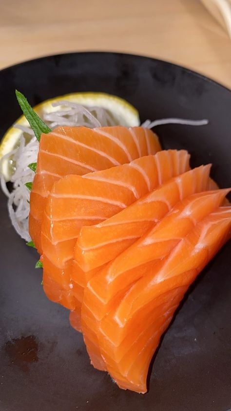 Salmon Sashimi Aesthetic, Sashimi Aesthetic, Japan Lifestyle, Salmon Sashimi, Light Appetizers, Japan Food, Food Obsession, Pretty Food, Food Cravings