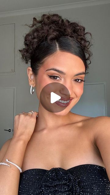 Olivia Calabio Scanu 🧡 on Instagram: "New updo obsession✨I just posted the slowed down tutorial on my YouTube, along with many other updo tutorials! Link in my bio 🫶🏼
.
#curlyhair #curlygirl #curlyhairstyle #hairstyleideas #pinterest #tutorial" Easy Curl Updo, Latina Updo Hairstyles, Coily Updo, Curly Hair Updos Easy Natural Curls, Easy Updo For Curly Hair, Easy Curly Hairstyles Updo, Updos For Curly Hair Natural Curls, Curly Hair Easy Updo, Cute Updos For Curly Hair