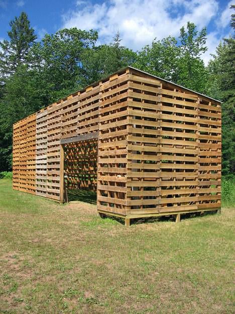 Pallet House, Casa In Pallet, Reban Ayam, Upcycle Pallets, Repurposed Pallet Wood, Pallet Barn, Pallet Playhouse, Pallet Building, Pallet Shed