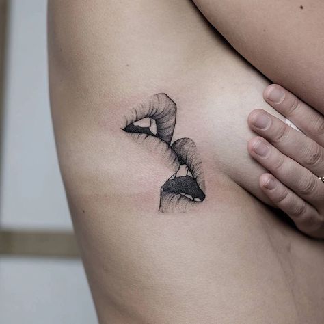 24 Unusual Tattoos That Are Putting a New Spin on the Art Form / Bright Side Unusual Tattoos, Scripture Tattoos, Dragons Tattoo, Unusual Tattoo, Country Tattoos, Kissing Lips, Small Girl Tattoos, Cool Girl Style, Lip Tattoos