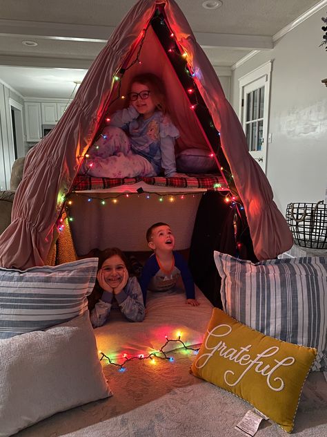 DIY indoor kids fort. Easy To Make Forts, Crazy Forts Ideas, Fort Ideas Indoor Living Rooms, Easy Forts To Make, Sofa Fort Ideas, Easy Forts Indoor, Easy Fort Ideas Indoor, Big Fort Ideas, Fort On Bed