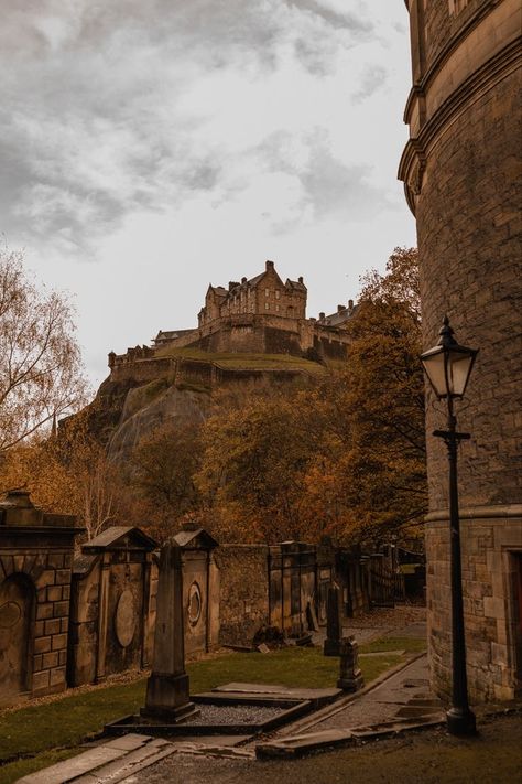 Edinburgh Aesthetic Dark Academia, Scotland In Autumn Aesthetic, Edinburgh Scotland Aesthetic Autumn, Edinburgh Rain Aesthetic, Autumn Scotland Aesthetic, Autumn Travel Aesthetic, Castle In Scotland, Fall Castle Aesthetic, Edinborough Aesthetic