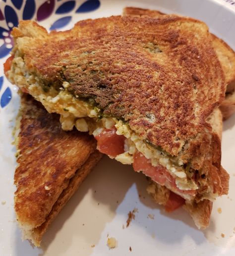 Paneer Sandwich Sandwich Snap, Cheese Sandwich Recipes Indian, Paneer Sandwich Recipes Indian, Easy Paneer Sandwich Recipe, Indian Cheese Paneer Recipes, Paneer Sandwich, Grilled Paneer, Fast Food Drinks, Eating Food Funny