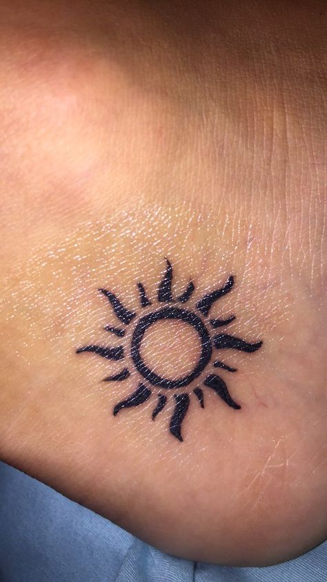 10 Unique Group Tattoo Ideas To Get On Spring Break With Your Favorite People Group Tattoo Ideas, Group Tattoos, Cute Arrow, Tiny Boat, Poke Tattoo, College Experience, Sun Tattoo, Little Tattoos, Pretty Tattoos