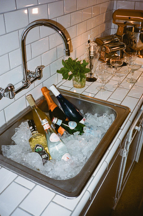 Utilizing my sink is my current favorite way to add a cute bar setup to my evening. Pour in a bunch of ice and add your libations, maybe a few oysters on ice, et voila! My favorite easy hosting tip. Hosting Drinks At Home, Ice In Sink For Drinks, Sink Ice Bucket, 27 Club Party, Apartment Cocktail Party, Dinner Party Bar Setup, Apartment Hosting Aesthetic, Cute Hosting Ideas, Classy Party Food