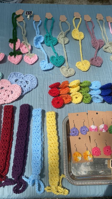 Small Buissness Crochet, Small Crochet Business Ideas, Small Business Crochet Ideas, Crochet Market Table Set Up, Farmers Market Crochet Ideas, Crochet Vendor Booth, Crochet Farmers Market Booth, Crochet Business Aesthetic, Things To Crochet For Markets