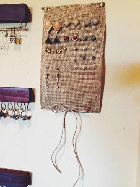 Made this burlap earring holder to hold my stud earrings. I love being able to see all the earrings at once and keep them organized! #diy #organizingonabudget #jewelryholder Diy Earring Holder For Studs, Earring Holder For Studs, Diy Box Organizer, Diy Earring Organizer, Stud Earring Organizer, Diy Earring Holder, Jewelry Storage Diy, Diy Jewelry Holder, Diy Jewelry Earrings