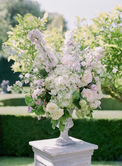 Lavender Wedding Ceremony, White And Lavender Wedding, Wedding Ceremony Design, Wedding Floral Ideas, French Garden Wedding, Lilac Wedding Flowers, Summer Wedding Reception, Lavender Wedding Flowers, Enchanted Garden Wedding