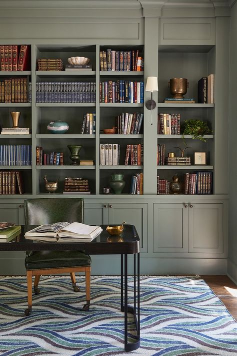 This Home Is a Master Class in the Art of Lighting Green Bookshelves, Console Diy, Green Shelves, Home Library Rooms, Room Bookshelf, Office Built Ins, Home Office Library, Library Office, Green Office