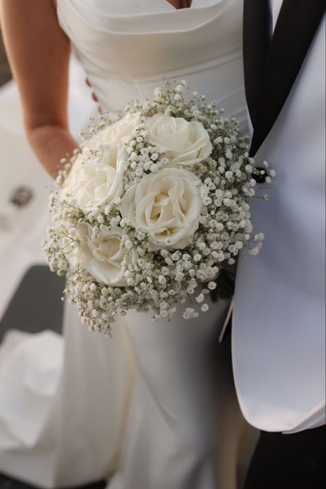 Simple Wedding Bouquets, White Wedding Theme, Wedding Bouquets Bride, Wedding Planning Decor, Bridal Bouquet Flowers, Boda Mexicana, White Bridal Bouquet, White Wedding Bouquets, White Wedding Flowers