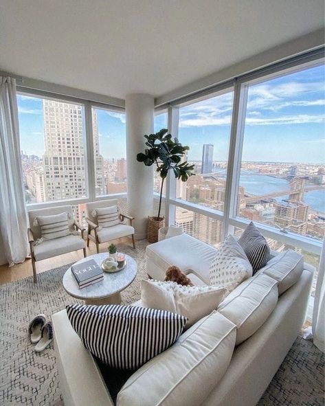 Big Window Apartment, Nyc Apartment Living Room, Small City Apartment, New York Living Room, New York Apartment Aesthetic, Apartment Dubai, Apartamento New York, Cute Living Room Ideas, Appartement New York