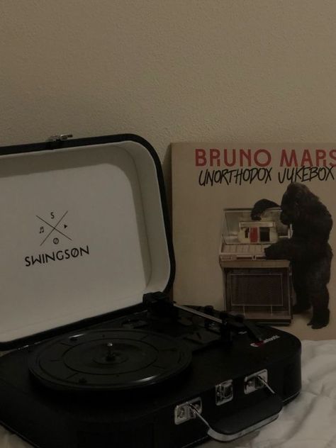 Bruno Mars Widget, Bruno Mars Aesthetic, Aesthetic Landscapes, Unorthodox Jukebox, Music Obsession, Chill Songs, Playlist Covers Photos, Vinyl Aesthetic, Vintage Icons