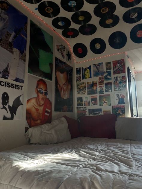 Indie Grunge Bedroom Aesthetic, Room For Two Brothers, Cool Room Ideas Posters, Indie Music Room Aesthetic, Posters For Room Aesthetic 90s, Room Ideas Aesthetic Grunge Vintage 2000s, 90s Bedroom Aesthetic Grunge Retro, 90s Bedroom Posters, Cool Room Inspo Grunge